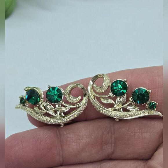 Vintage Signed LISNER Gold Tone Green Rhinestone Clip On Earrings - Picture 9 of 9